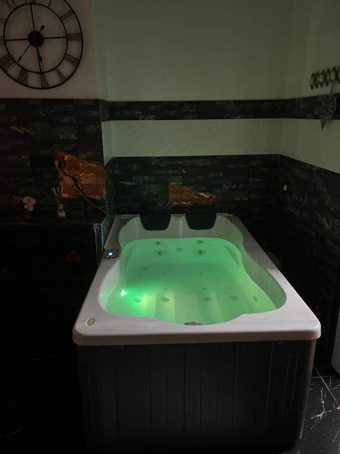 Love Room Jacuzzi Netflix Marseilles Exterior foto